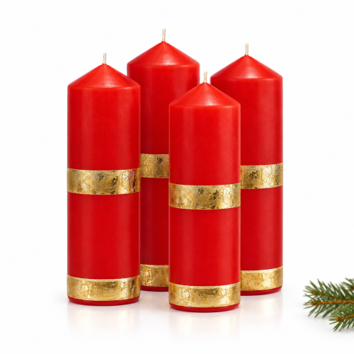 Cztery czerwone świece ze złotymi obręczami