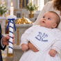 Granatowa świeca i szatka chrzcielna