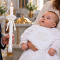 Biała szatka i ecru świeca chrzcielna