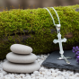 Srebrny krzyżyk trójlistny z łańcuszkiem – biżuteria religijna w plenerze