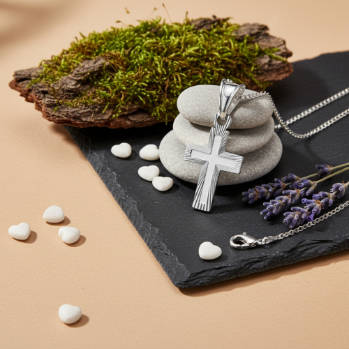 Srebrny rodowany krzyżyk diamentowany z łańcuszkiem pr. 925 – symbol wiary i światła