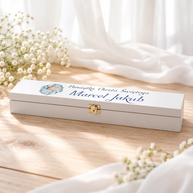 Eleganckie pudełko na jasnym drewnie