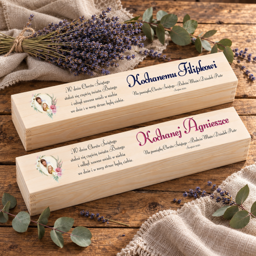 Dwa personalizowane pudełka z naturalnego drewna