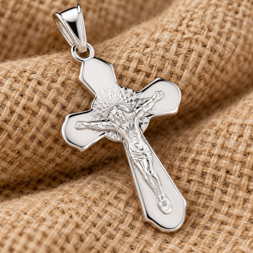 Srebrny krzyżyk diamentowany 925 – krucyfiks na jutowym tle