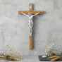 Włoski krucyfiks z drewna oliwnego – tradycyjny krzyż 25 cm