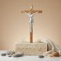 Krzyż z drewna oliwnego 25 cm – aranżacja religijna z Biblią