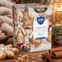 Świeca zapachowa Piernik – Gingerbread w aranżacji z przyprawami korzennymi