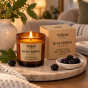 Świeca z drewnianym knotem Bay Leaf & Blackberry – aranżacja w ciepłym wnętrzu
