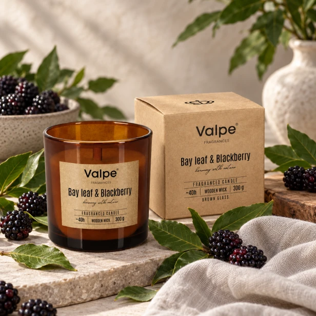 Świeca Bay Leaf & Blackberry – naturalna aranżacja z liśćmi i jeżynami