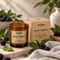 Świeca Bay Leaf & Blackberry – naturalna aranżacja z liśćmi i jeżynami