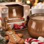 Świeca zapachowa Zimowe Ciasteczka – Winter Cookies w świątecznej aranżacji