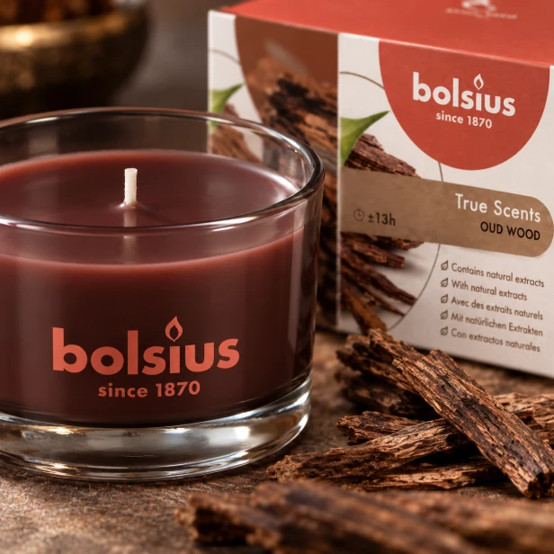 Bolsius Oud Wood – zbliżenie świecy zapachowej i etykiety