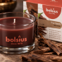Bolsius Oud Wood – zbliżenie świecy zapachowej i etykiety