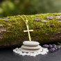 Krzyżyk pozłacany ze srebra 925 – biżuteria religijna w naturalnej aranżacji