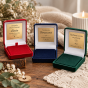 Złocony krzyżyk z dedykacją – kolory pudełek prezentowych do wyboru