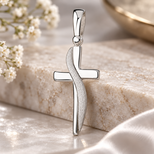 Krzyżyk CROSS ze srebra próby 925 – zbliżenie srebrnej zawieszki