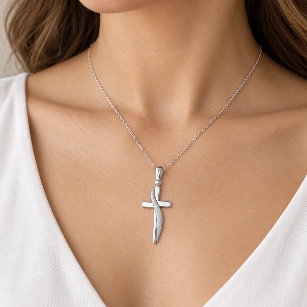 Srebrny krzyżyk CROSS na szyi – delikatny naszyjnik religijny 925