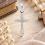 Krzyżyk srebrny ornamentowy z łańcuszkiem – detal biżuterii religijnej