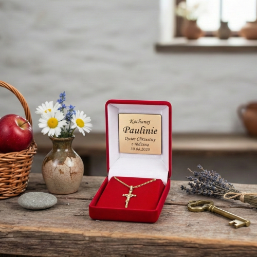 Krzyżyk papieski złocony 925 – biżuteria religijna w eleganckiej aranżacji