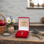 Krzyżyk papieski złocony 925 – biżuteria religijna w eleganckiej aranżacji