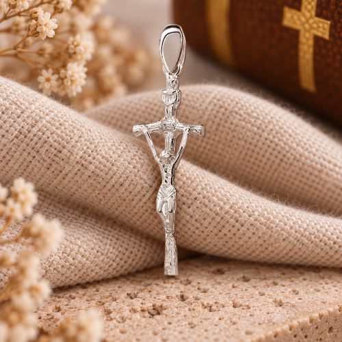 Krzyż papieski srebro 925 – krucyfiks z Chrystusem w rustykalnej aranżacji