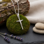 Minimalistyczny krzyżyk srebrny z Chrystusem – zawieszka religijna 925