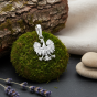 Srebrny Orzeł Biały 925 – ażurowa zawieszka patriotyczna w naturalnej aranżacji