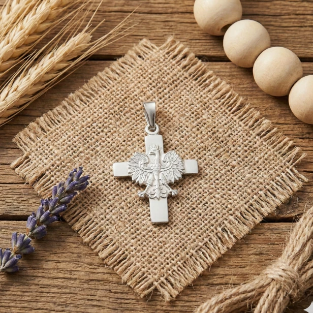 Srebrny krzyż z Orłem w koronie – zawieszka religijno-patriotyczna