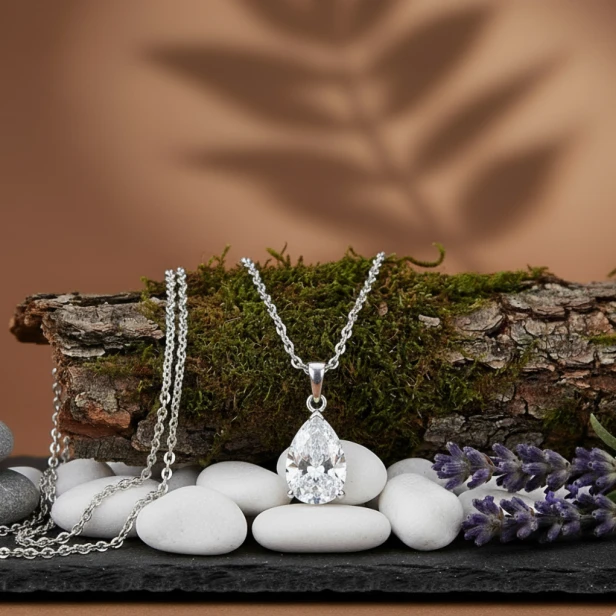 Srebrny naszyjnik Łza Oceanu – elegancka aranżacja z cyrkonią