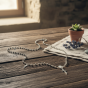 Srebrna koronka z Cudownym Medalikiem – pamiątka religijna