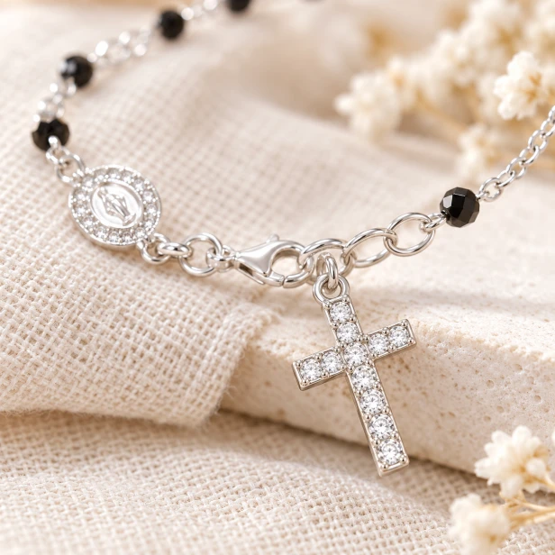 Srebrna dziesiątka różańca z onyksem – jasna aranżacja