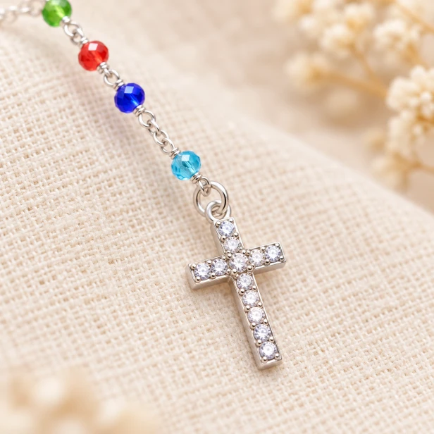 Srebrny różaniec misyjny – zbliżenie krzyżyka z cyrkoniami