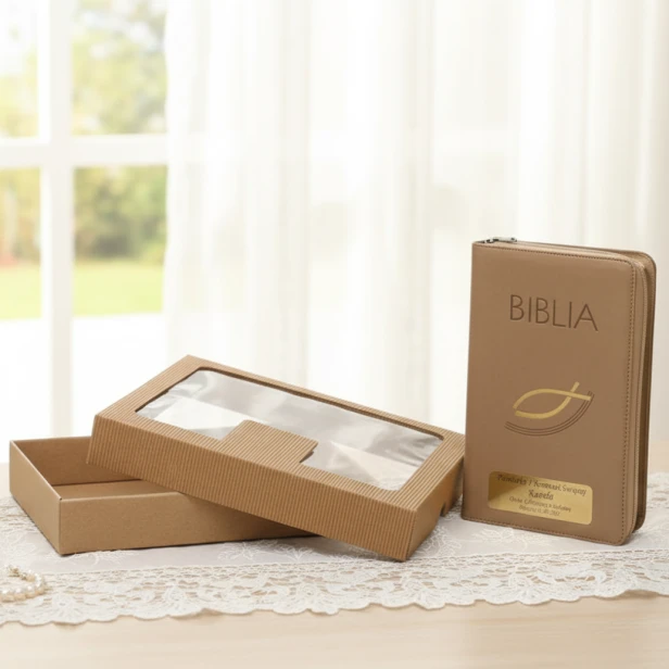 Biblia z grawerem w pudełku kraft – personalizowany prezent komunijny