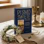 Biblia Tysiąclecia granatowa – pamiątka religijna w aranżacji