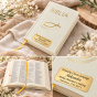 Biblia ecru z rybką – kolaż detali Pisma Świętego z grawerem