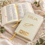 Biblia ecru Stary i Nowy Testament – wnętrze i personalizacja