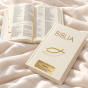 Biblia ecru z rybką – elegancka aranżacja komunijna z grawerem
