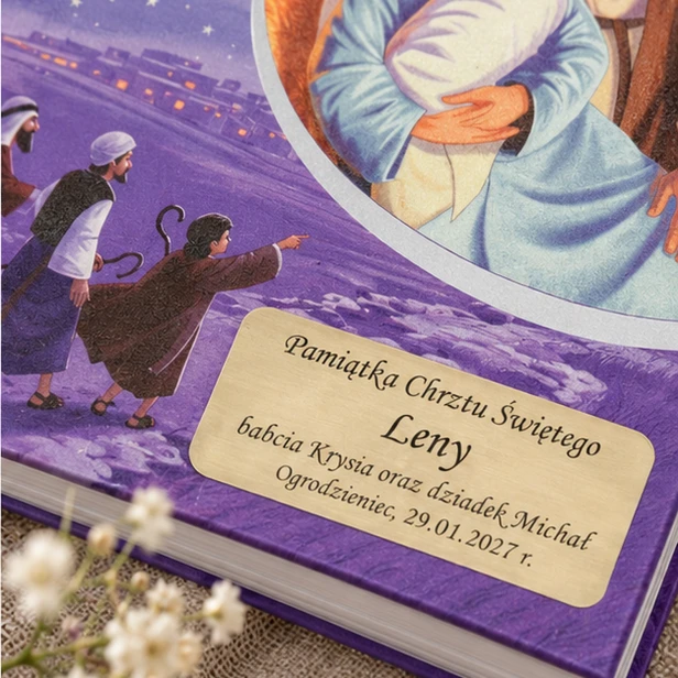 Biblia dla dzieci z grawerem – makro dedykacji na okładce