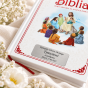 Biblia „Święta historia dla naszych dzieci” – zbliżenie okładki i personalizacji
