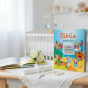 Biblia malucha z grawerem – prezent na Chrzest Święty w jasnej aranżacji