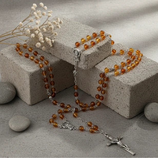 Różaniec naszyjnik bursztyn syntetyczny – elegancka aranżacja religijna