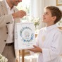 Torebka na prezent komunijny A4 – pastelowy wzór wręczany dziecku