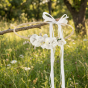 Wianek komunijny boho z białymi kwiatami – naturalna ozdoba w plenerze