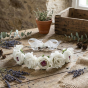 Wianek komunijny z białymi piwoniami – elegancka aranżacja rustykalna