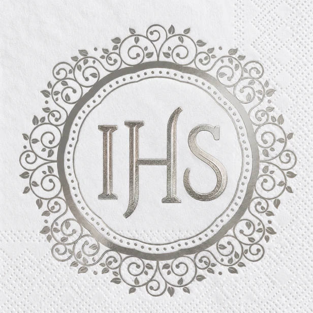 Srebrna mandala IHS na serwetce komunijnej – zbliżenie ornamentu
