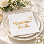 Biało-złote serwetki komunijne z gołębicą – elegancka dekoracja stołu