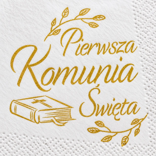 Złoty napis Pierwsza Komunia Święta i Biblia – zbliżenie nadruku na serwetce