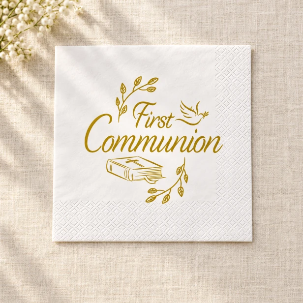 Biała serwetka komunijna ze złotym napisem First Communion – elegancki wzór