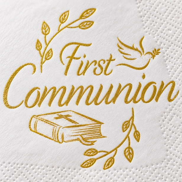 Złoty napis First Communion na serwetce komunijnej – zbliżenie kaligrafii