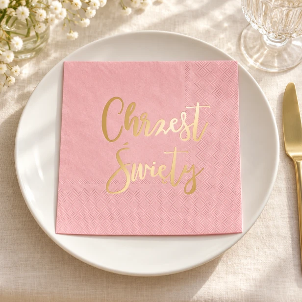 Różowe serwetki na chrzciny ze złotym napisem – elegancka dekoracja stołu